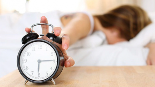 Vì sao bạn lại tỉnh giấc ngay trước khi chuông báo thức kêu?