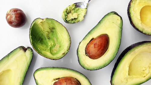 Màu sắc quả bơ tiết lộ điều gì về giá trị dinh dưỡng?