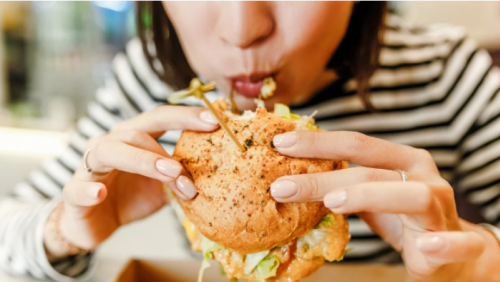 Ăn nhanh: Thói quen nhỏ, hệ lụy lớn cho sức khỏe