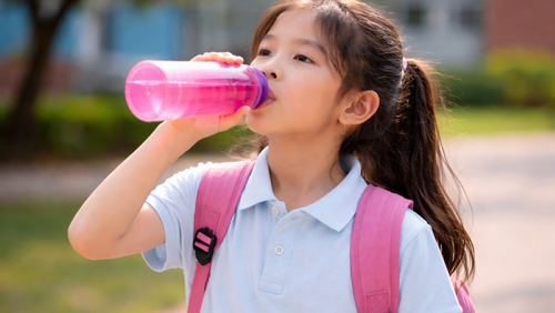 Trẻ cần uống bao nhiêu nước mỗi ngày khi ở trường?