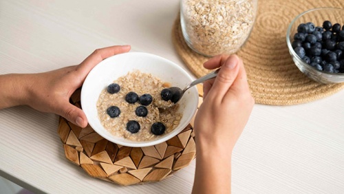 Người hay táo bón có nên ăn sáng với yến mạch?