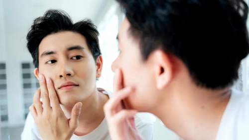 Ở tuổi 20 nam giới có cần dùng kem dưỡng mắt?