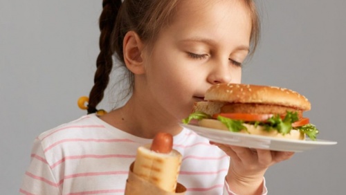 Ăn nhiều đồ siêu chế biến, trẻ dễ gặp nhiều vấn đề hành vi hơn