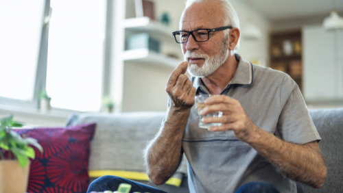 Dùng thuốc ức chế miễn dịch trị vảy nến bị tác dụng phụ, nên làm gì?