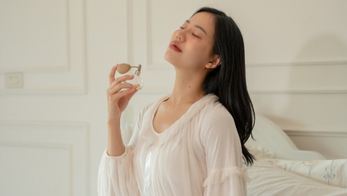Thói quen xịt nước hoa lên cổ có gây hại tới tuyến giáp?