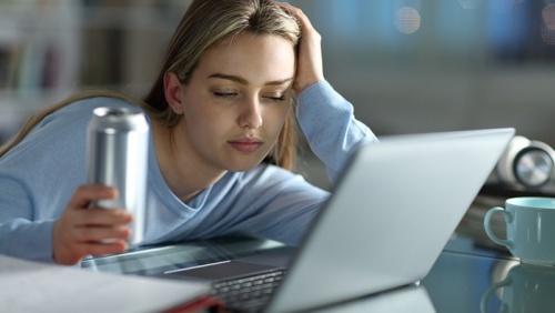 Vì sao uống nước tăng lực mà vẫn uể oải?