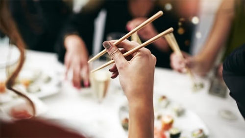 Run tay khi cầm đũa: Vấn đề nhỏ nhưng không nên bỏ qua
