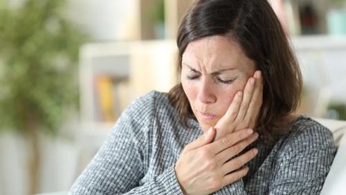 Mãn kinh tác động đến sức khỏe răng miệng thế nào?