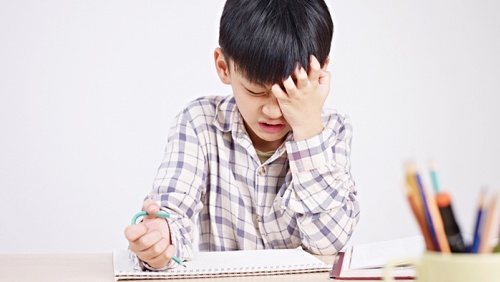 Con gặp khó khăn khi cầm bút, cha mẹ nên làm gì?