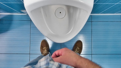 Tiểu không kiểm soát sau khi cắt bao quy đầu phải làm sao?