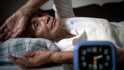 Người cao tuổi bị mất ngủ phải làm sao?