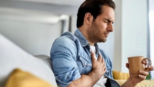 Uống sữa hay ăn bánh mì có giúp giảm ợ nóng?