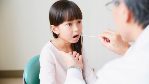 Trẻ viêm họng - Mách mẹ cách chăm sóc và dinh dưỡng hợp lý