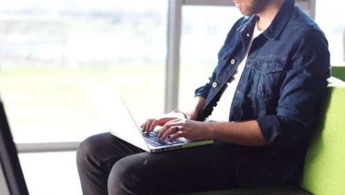 Lý do nên bỏ thói quen đặt laptop trên đùi 