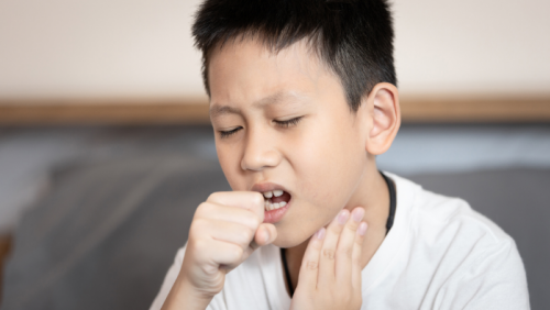 Tại sao trẻ dễ viêm họng do dùng điều hòa và thời tiết thất thường?