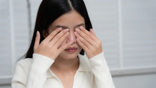 Nguy hiểm tiềm ẩn từ thói quen dụi mắt