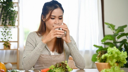 Ăn thực phẩm nào dễ gây khát nước?