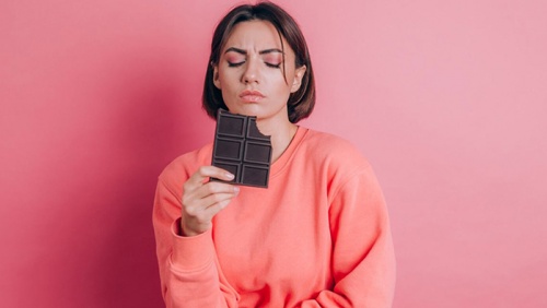 Ăn chocolate đen có giúp giảm đau bụng kinh?