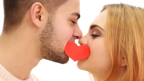 Nhiệt miệng có lây qua nụ hôn?