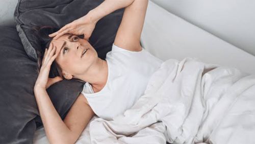 Phụ nữ mãn kinh khó ngủ: Nguyên nhân và cách cải thiện