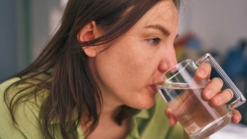 Có phải ai cũng cần uống 2 lít nước mỗi ngày?