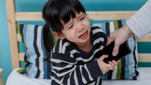 Dỗ trẻ bằng smartphone để lại những hệ lụy lâu dài