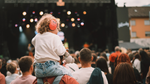Có nên cho trẻ em đi xem concert?