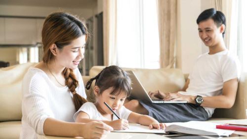 Vì sao nhiều cha mẹ yêu con vẫn rơi vào cách nuôi dạy quá kiểm soát?
