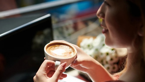 Điều gì xảy ra khi uống cà phê lúc bụng đói?
