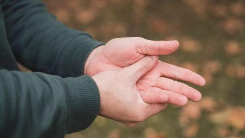 Vì sao người trẻ cũng bị run tay chân?