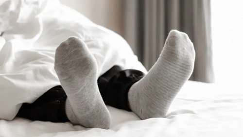 Đi tất có giúp ngủ ngon hơn?