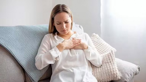 Phải làm gì khi có cơn đánh trống ngực?