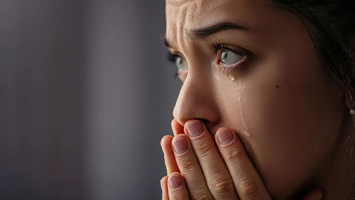Vì sao bạn dễ khóc hơn khi căng thẳng?