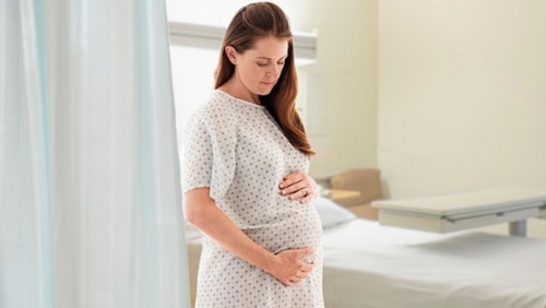Bà bầu nên tránh dùng nước hoa và vật dụng bằng nhựa
