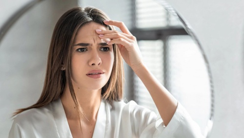 Làm sao để xóa nếp nhăn số 11 trên trán?