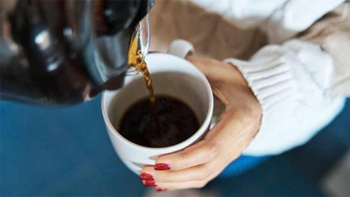 Vì sao uống cà phê khiến tim đập nhanh ở người nhạy cảm?