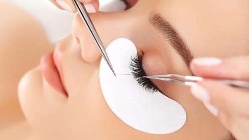 Nhiễm bọ ve trên mí mắt vì nối mi 