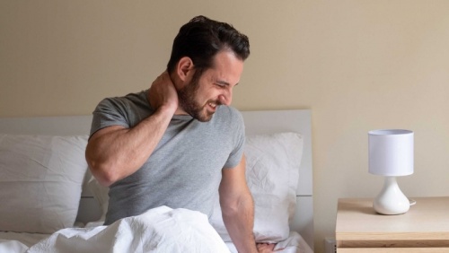 Đau vai gáy về đêm: Nguyên nhân do đâu và làm sao để cải thiện?
