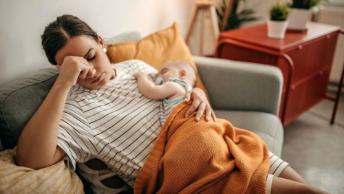 Đừng bắt bản thân mạnh mẽ khi lần đầu làm mẹ