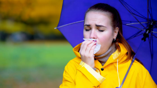 Vì sao thời tiết giao mùa dễ gây viêm thanh quản và khàn tiếng?