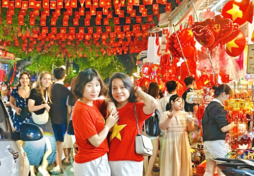 Phố Hàng Mã rộn ràng đón 'Tết Độc Lập'!