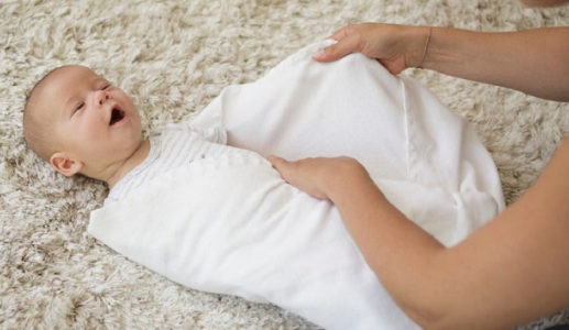 Quấn khăn cho trẻ sơ sinh: tưởng dễ mà không dễ