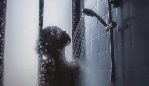 Bạn có biết những lợi ích của tắm nước ấm ngày Hè? 