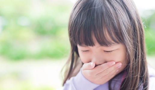 Trẻ nhỏ bị đau họng nên uống gì?