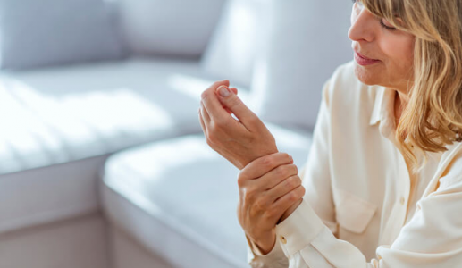 6 cách giúp phụ nữ cải thiện mật độ xương sau mãn kinh