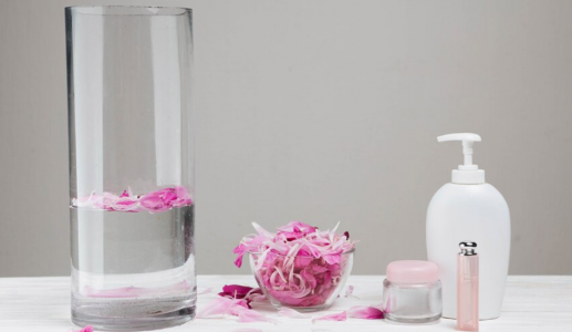 Hỗn hợp nước hoa hồng và glycerine cho làn da mịn màng và ngậm nước