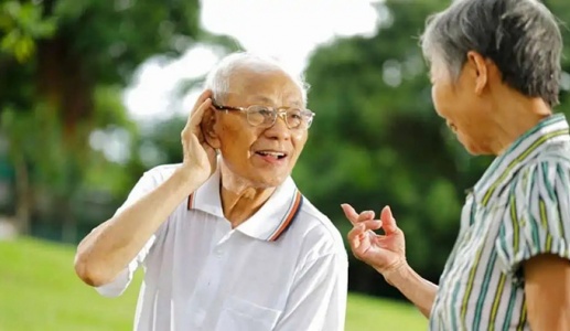 Lãng tai, nghe kém ở người cao tuổi: Khắc phục bằng cách nào?