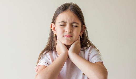 Trẻ bị viêm họng tái phát nhiều lần có đáng lo không?