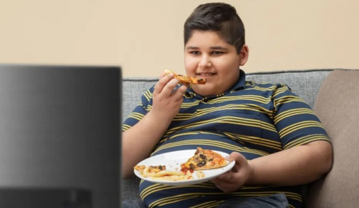 Trẻ vừa ăn vừa xem tivi có thể tăng nguy cơ thừa cân, béo phì