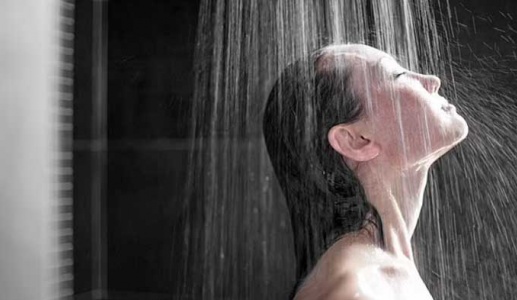 Giật mình vì những tác hại từ thói quen đi tiểu khi tắm